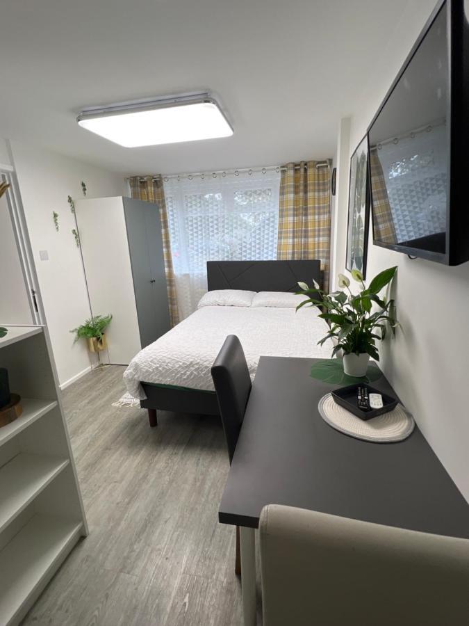 Studio In Private House Near Central Milton Keynes Apartment Luaran gambar